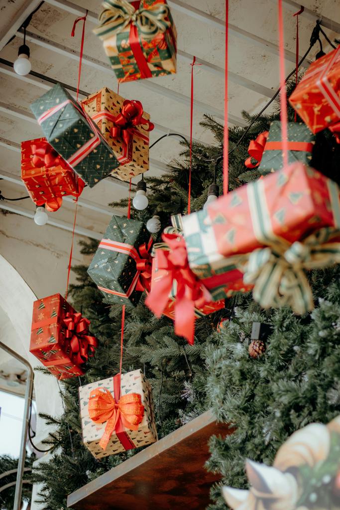 Вітаємо з прийдешніми святами!